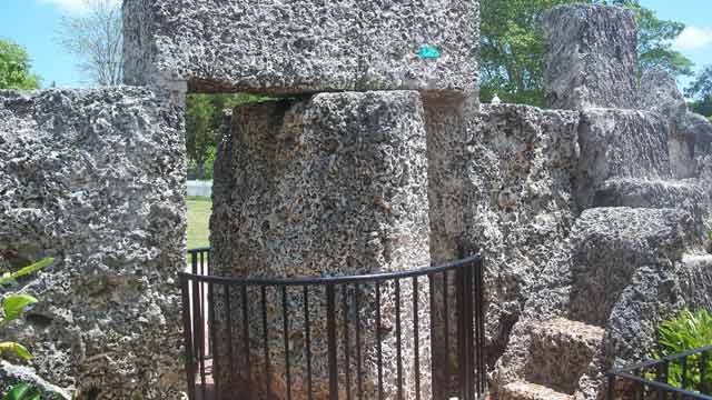 coral-castle-revolving-gate